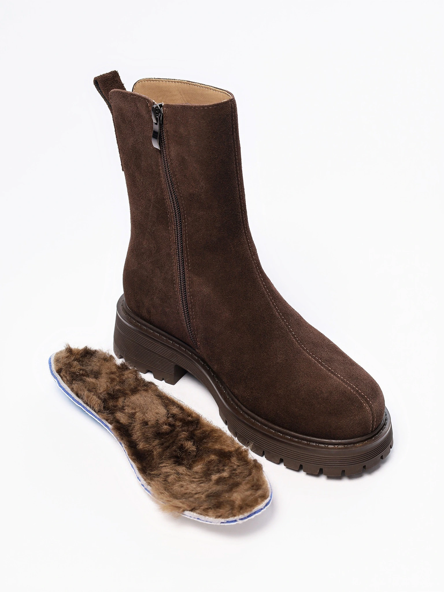 Ботинки темно-коричневого цвета из рельефной подошве